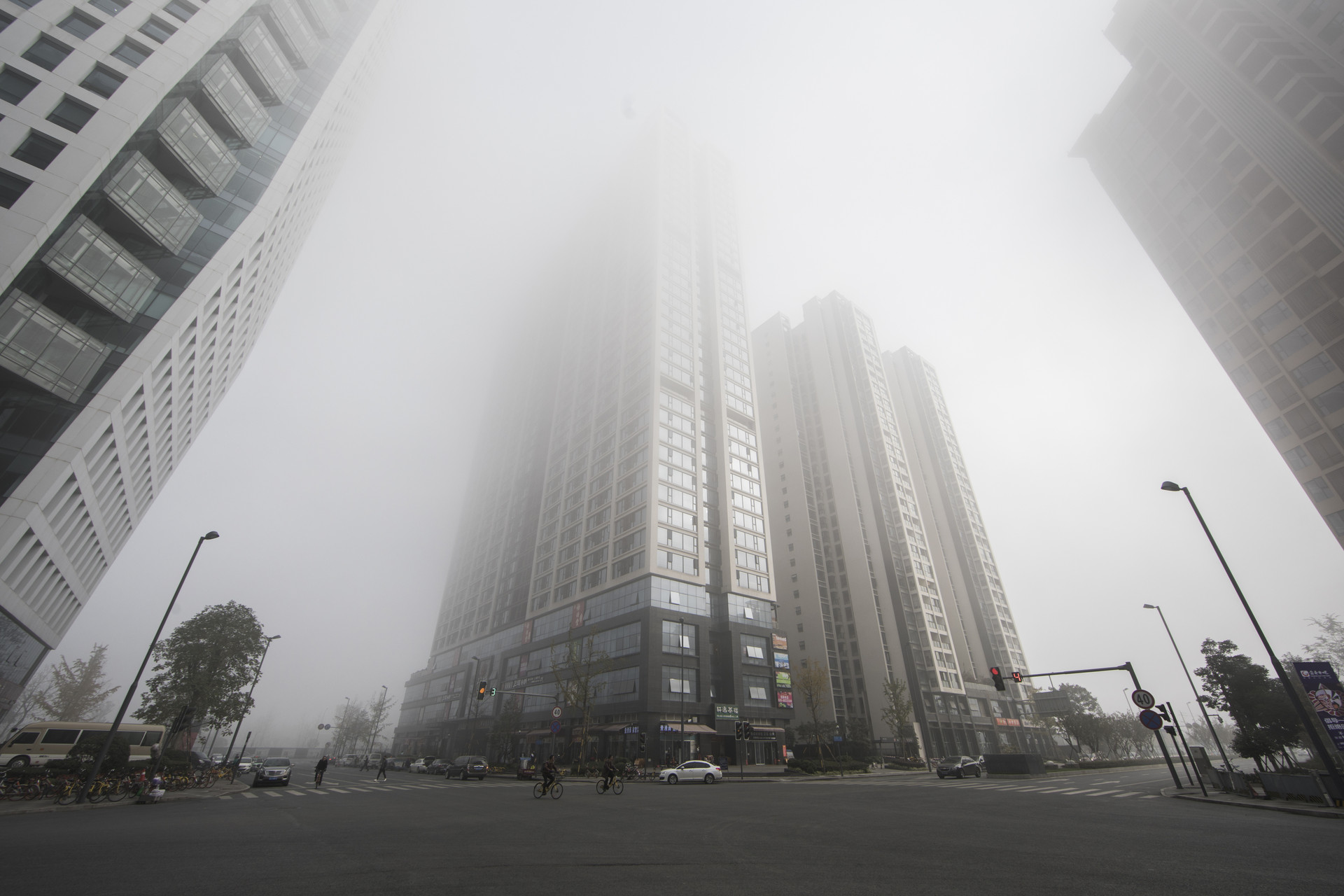 攝圖網(wǎng)_500750562_banner_大霧下的商務樓（非企業(yè)商用）.jpg